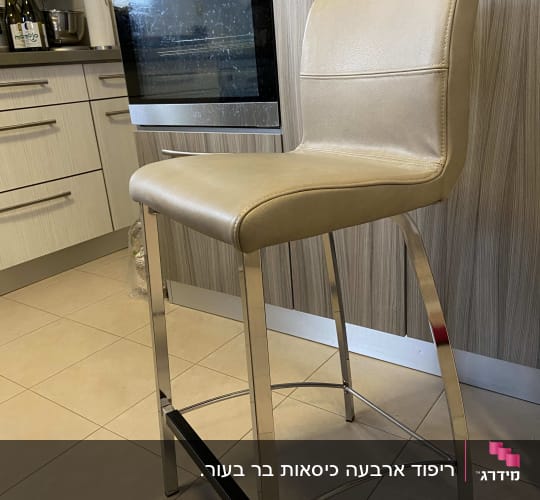 כיסא מרופד עם רגלי מתכת במטבח